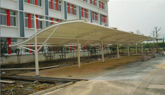 膜結(jié)構(gòu)輕巧、別致的造型在停車場(chǎng)擔(dān)當(dāng)重要角色